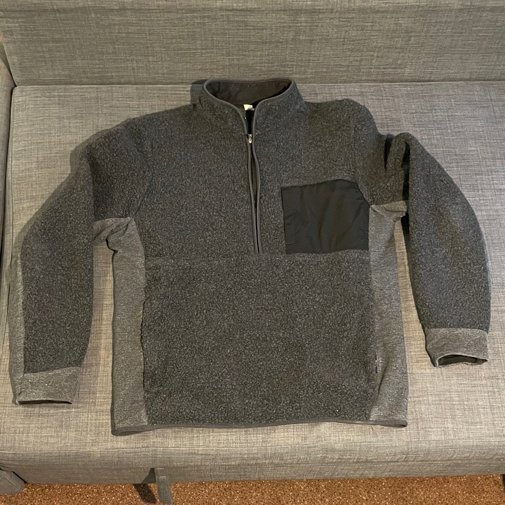 lululemon athletica Men's Charcoal and Black 1/2 Zip Sweater